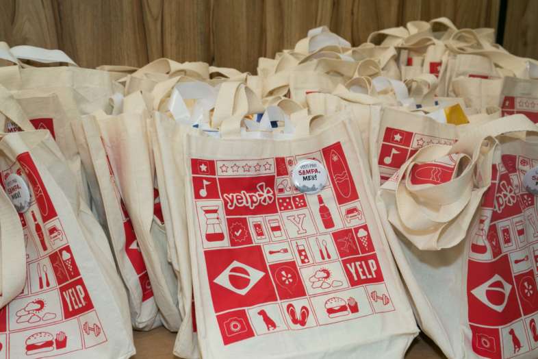 Sacolas do Yelp recheadas de brindes para o pessoal