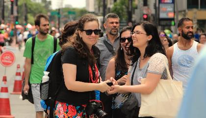 Sonia e Alessandra se divertem na Paulista Aberta durante o Vem pra Sampa, meu!