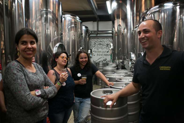 Todo mundo estava se divertindo durante o tour pela fábrica da Cervejaria Nacional.