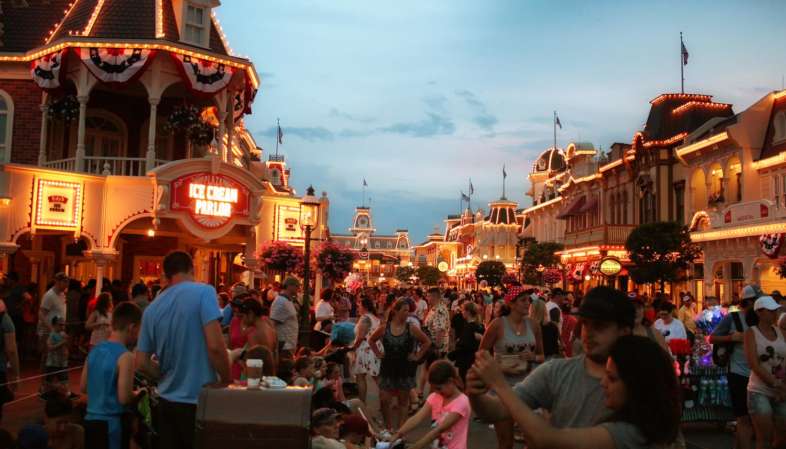 Ao cair da noite, quase todos se dirigem à Main Street do Magic Kingdom para assistir às projeções no castelo e à Electric Parade Ao cair da noite, quase todos se dirigem à Main Street do Magic Kingdom para assistir às projeções no castelo e à Electric Parade