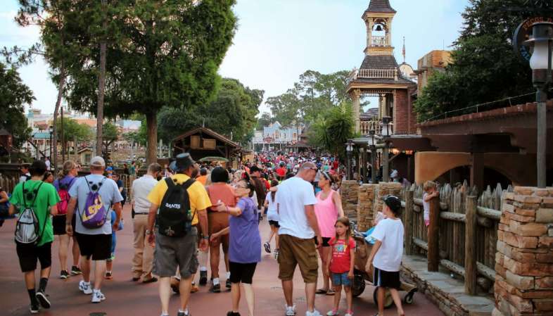 Como evitar filas na Disney: o complexo do Walt Disney World recebe cerca de 150 mil visitantes por dia O complexo do Walt Disney World recebe cerca de 150 mil visitantes por dia