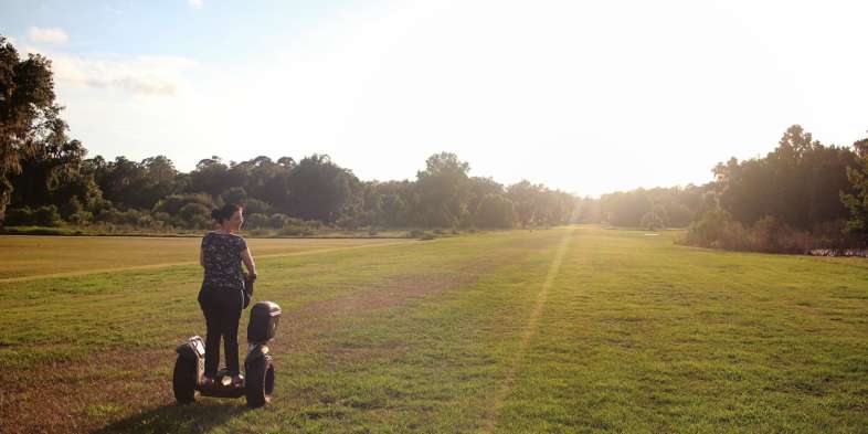 Coisa passeando de Segway na pista de pouso de Danville