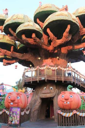 A Árvore Mágica da área da Vila Sésamo no PortAventura Árvore Mágica da área da Vila Sésamo no PortAventura