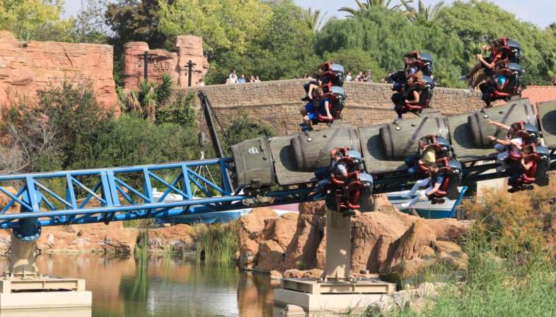 A montanha-russa Furius Baco, localizada quase na entrada do PortAventura, lança os visitantes a mais de 135 km/h Passageiros da montanha-russa Furius Bacopassando sobre a água no PortAventura