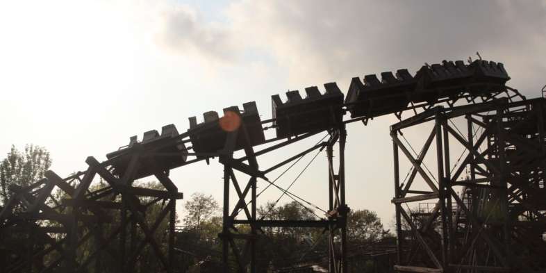 A montanha-russa de madeira do PortAventura se chama Stampida Carrinho da montanha-russa de madeira Stampida do PortAventura no pôr do sol