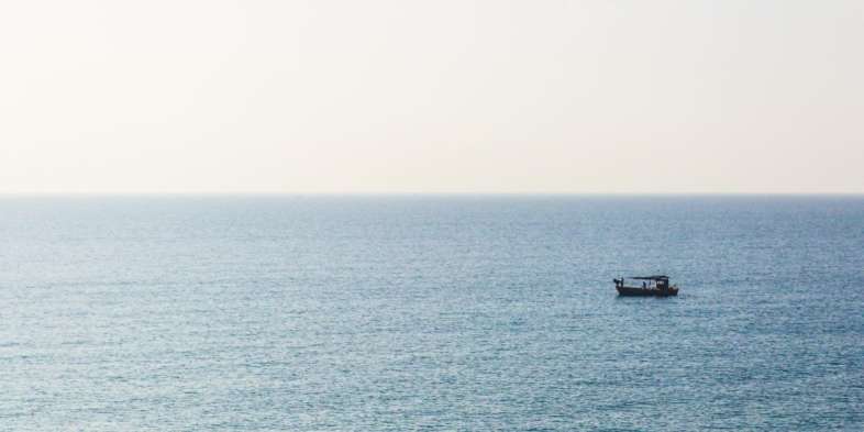 Barquinho solitário na costa de Tarragona no caminho para o PortAventura Barquinho solitário na costa de Tarragona no caminho para o PortAventura