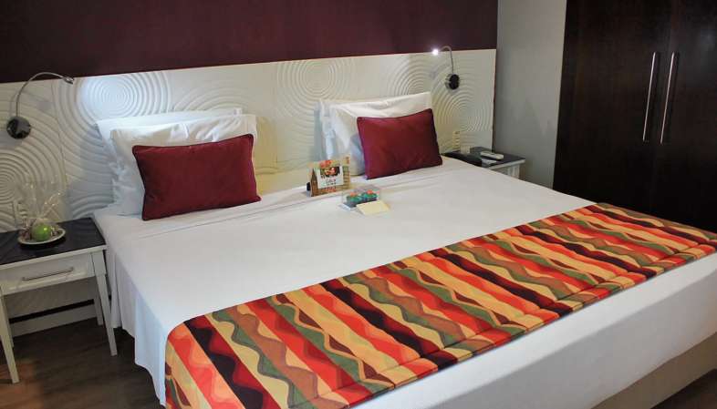 Cama do quarto do hotel Quality Suites Alphaville Cama do quarto do hotel Quality Suites Alphaville