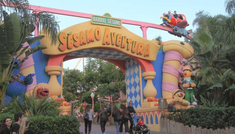 Entrada da Sesamo Aventura, área destinada ao público infantil do PortAventura Pessoas na entrada da Sesamo Aventura, área infantil do PortAventura