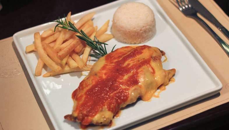 Filé a parmigiana do restaurante Waves no hotel Quality Suites Alphaville Filé a parmigiana do restaurante Waves no hotel Quality Suites Alphaville