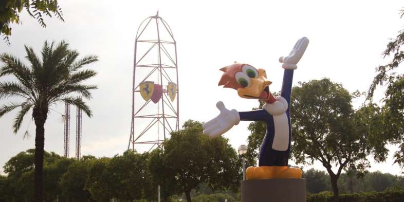 O pica-pau segue como mascote do PortAventura mesmo após a Universal deixar de ser acionista do parque Pica-pau e futura montanha-russa da Ferrari Land