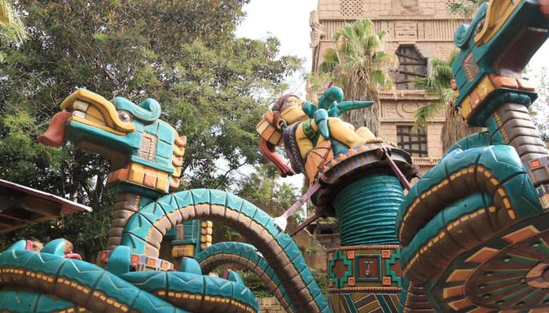 Serpiente Enplumada, atração giratória com subidas e descidas do PortAventura Serpiente Enplumada, atração de tema mexicano do PortAventura