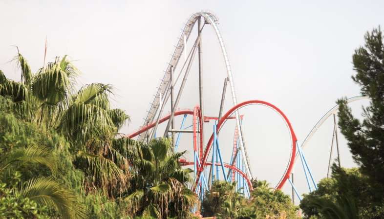 Shambhala e Dragon Khan, dois dos símbolos do PortAventura, se entrelaçam à distância A montanha-russa Shambhala, a mais alta da Europa, muito acima da Dragon Khan
