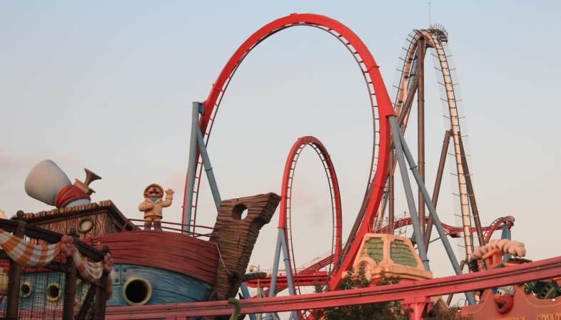 PortAventura: Shambhala e Dragon Khan ficam logo atrás da região Sesamo Aventura Sesamo Aventura em frente às montanhas-russas Shambhala e Dragon Khan no PortAventura