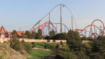 Carrinhos subindo nas montanhas-russas Shambhala e Dragon Khan