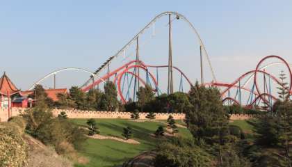 Carrinhos subindo nas montanhas-russas Shambhala e Dragon Khan