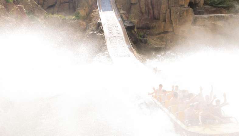 Você se molha de verdade no Tutuki Splash do PortAventura Jovens encharcados sob névoa ao descerem no Tutuki Splash do PortAventura