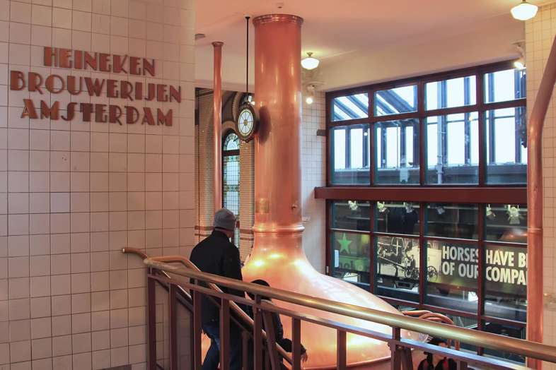 Antigo salão de fabricação da cervejaria Heineken em Amsterdam Antigo salão de fabricação da cervejaria Heineken em Amsterdam