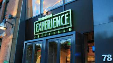 Detalhe da fachada do Heineken Experience em Amsterdam