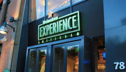 Detalhe da fachada do Heineken Experience em Amsterdam