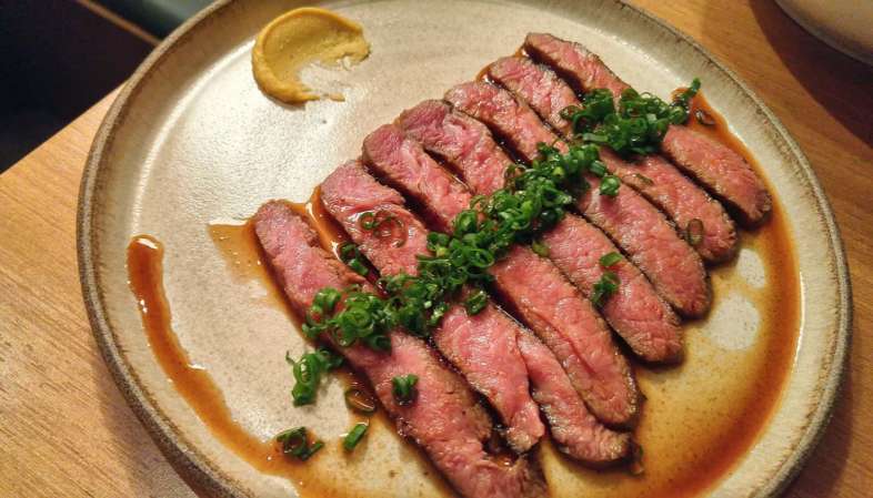 Entrada no Tan Tan Noodle Bar, a mais modernosa casa de lamen em SP