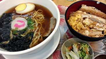 O Porque Sim é uma casa de lamen em SP que combina restaurante e karaokê