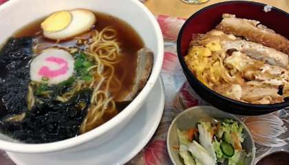 O Porque Sim é uma casa de lamen em SP que combina restaurante e karaokê