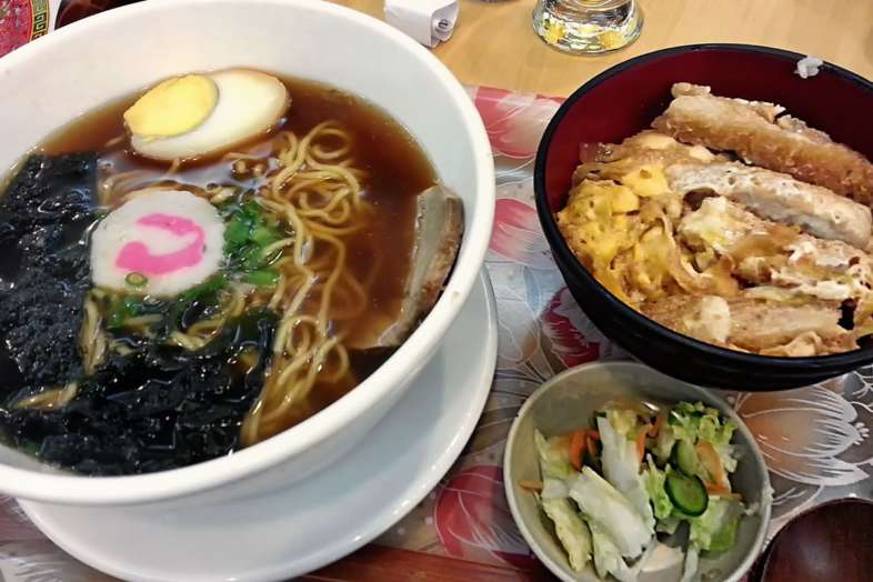 O Porque Sim é uma casa de lamen em SP que combina restaurante e karaokê