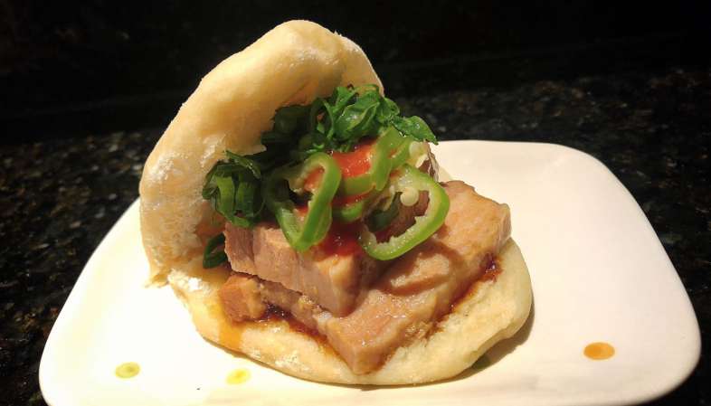 O gostoso Spicy Pork Bun, bolinho picante com panceta,do 2nd Floor Noodle Bar