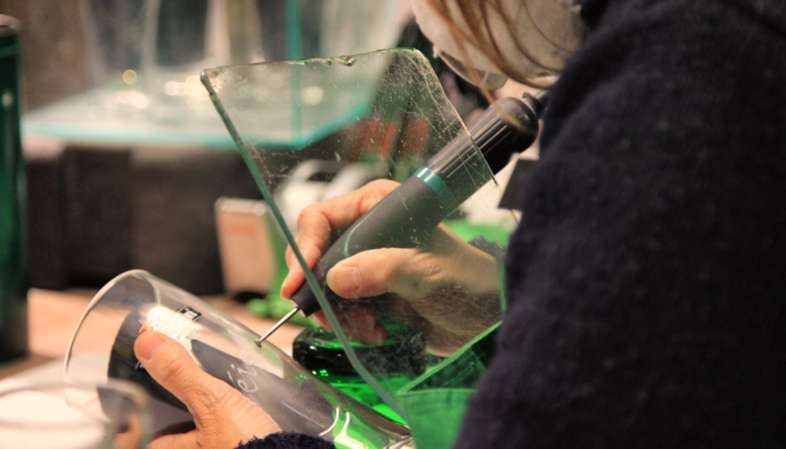 No Heineken Experience, você pode comprar e já mandar gravar vários modelos de copos da marca Funcionária do Heineken Experience gravando um copo adquirido na loja da atração.