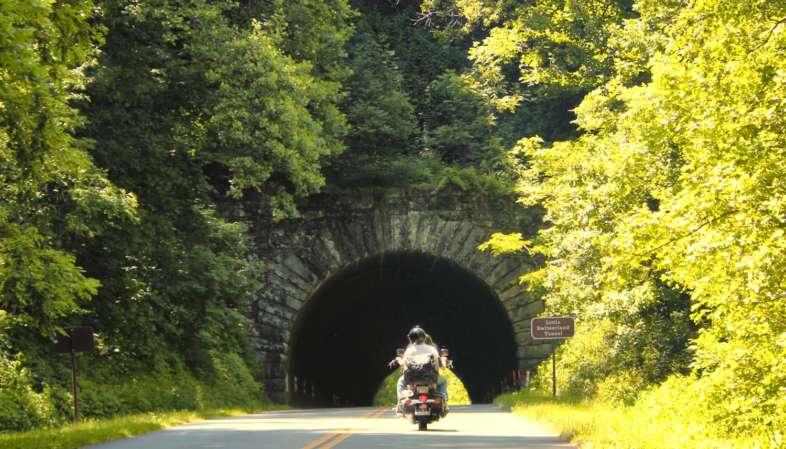 Casal em moto passeia pela Blue Ridge Parkway na Virgínia, EUA