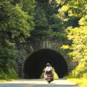 Casal em moto passeia pela Blue Ridge Parkway na Virgínia, EUA