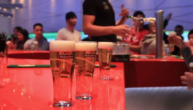 Pontos turísticos em Amsterdã: Salão da primeira degustação durante o Heineken Experience em Amsterdam Salão da primeira degustação durante o Heineken Experience em Amsterdam
