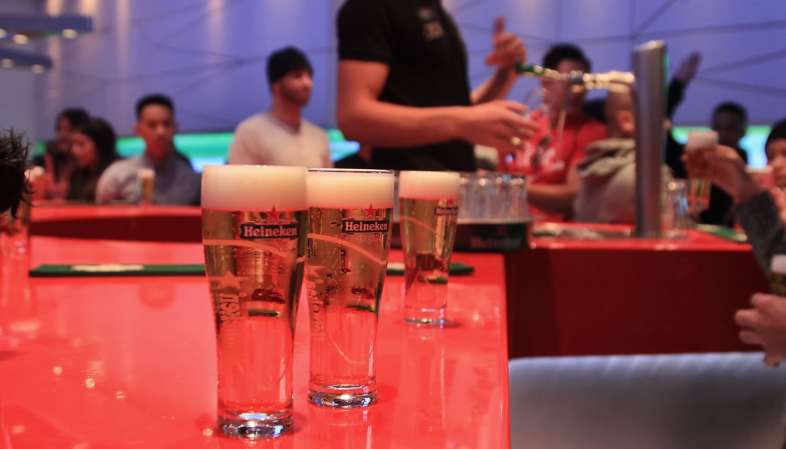 Salão da primeira degustação durante o Heineken Experience em Amsterdam Salão da primeira degustação durante o Heineken Experience em Amsterdam