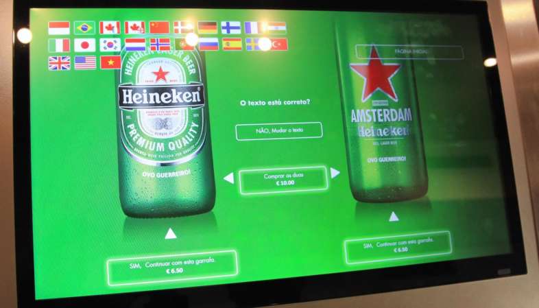 Tela que permite gravar um texto em garrafas no Heineken Experience em Amsterdam Tela que permite gravar um texto em garrafas no Heineken Experience em Amsterdam