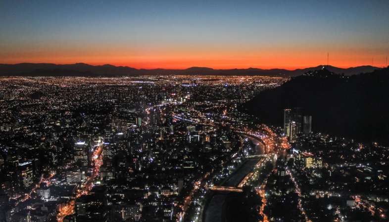A bela capital chilena à noite vista do Sky Costanera