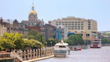 A orla do rio Savannah vista de dentro do Savannah River Queen