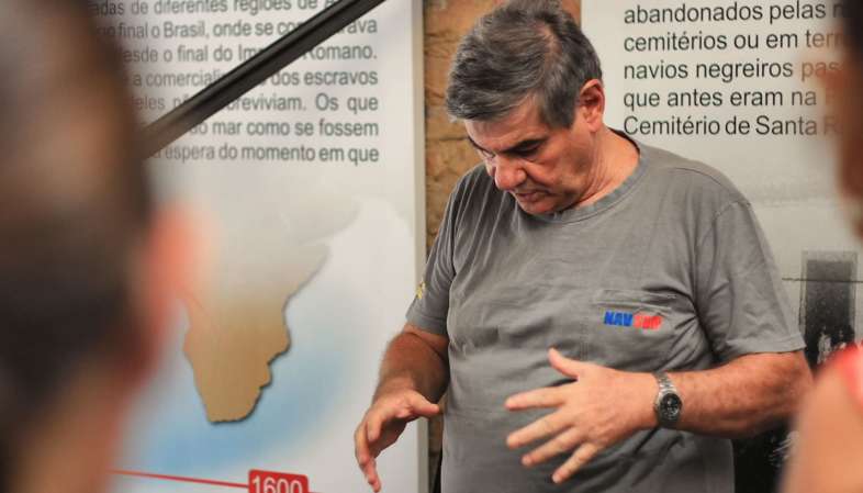 Arqueólogo falando sobre os trabalhos de escavação no Cemitério dos Pretos Novos a pouco mais de 1 km do Belga Hotel Arqueólogo falando sobre os trabalhos de escavação no Cemitério dos Pretos Novos a pouco mais de 1 km do Belga Hotel