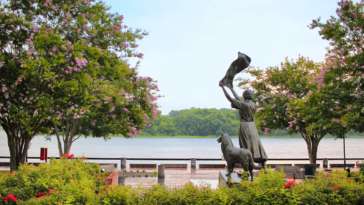 Estátua de Florence Martus no Morrell Park, na orla do rio Savannah