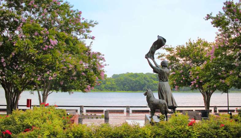 O que fazer em Savannah: Estátua de Florence Martus no Morrell Park, na orla do rio Savannah Estátua de Florence Martus no Morrell Park, na orla do rio Savannah