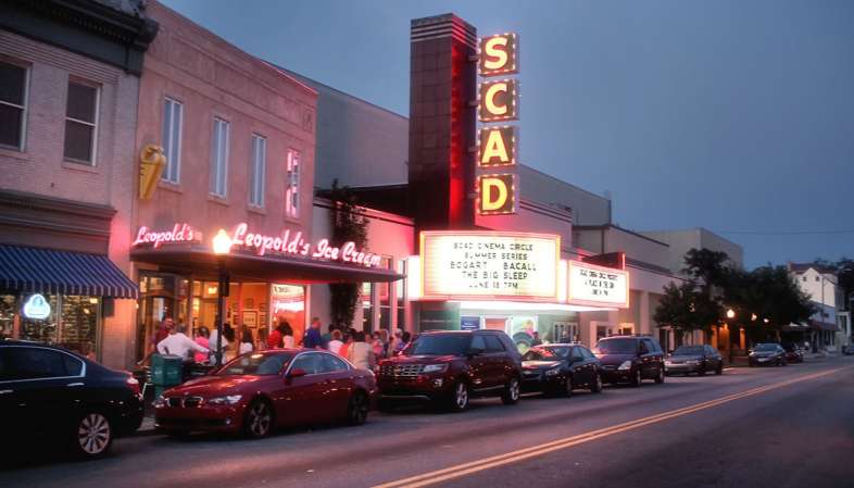 Fachada do sempre cheio Leopold's Ice Cream. Ao lado, a sala de cinema da Savannah College of Art and Design Fachada do sempre cheio Leopold's Ice Cream. Ao lado, a sala de cinema da Savannah College of Art and Design