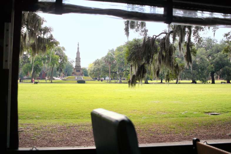 Forsyth Park visto de dentro de um dos bondes da Old Town Trolley Tours Forsyth Park visto de dentro de um dos bondes da Old Town Trolley Tours