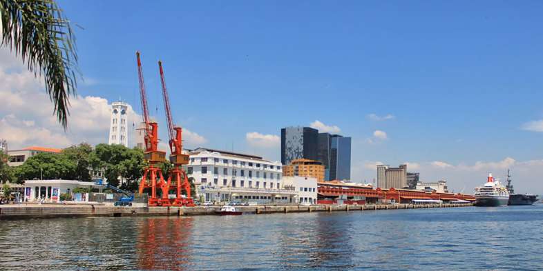 Píer Mauá com cruzeiro e navio da Marinha atracados Píer Mauá com cruzeiro e navio da Marinha atracados