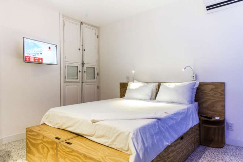 Quarto do Belga Hotel, observe os vários compartimentos para armazenamento embutidos na cama Quarto do Belga Hotel, observe os vários compartimentos para armazenamento embutidos na cama