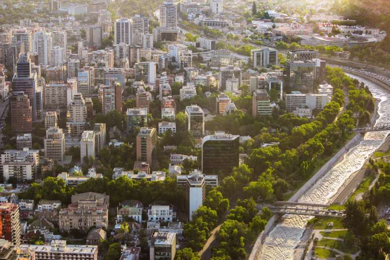 Vista do Sky Costanera: Rio Mapocho cortando Santiago com o Parque de Las Esculturas no canto inferior direito Rio Mapocho cortando Santiago com o Parque de Las Esculturas no canto inferior direito