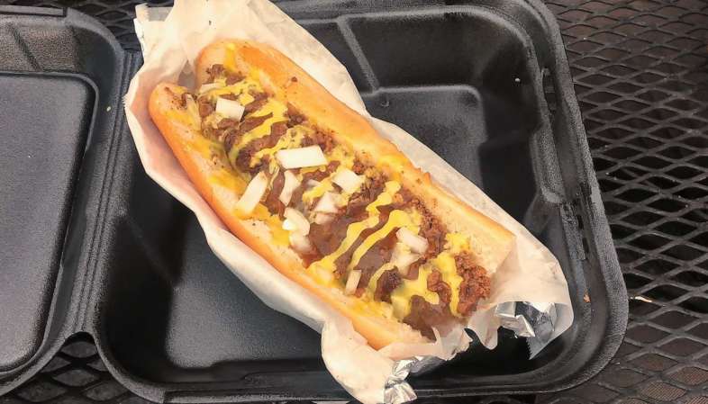 Onde comer em Savannah: Sanduíche de boerewors coberto com mostarda e cebola da Zunzi's, famosa lanchonete de Savannah Sanduíche de boerewors coberto com mostarda e cebola da Zunzi's, famosa lanchonete de Savannah