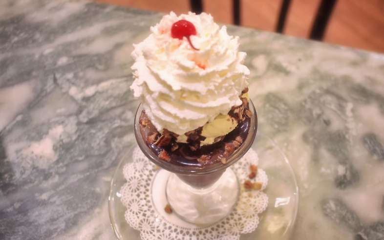 A melhor sorveteria de Savannah: Leopold's Ice Cream Sundae tradicional do Leopold's Ice Cream com duas bolas de sorvete, chantili, nozes e caldas
