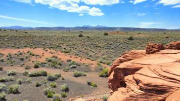 Montanhas nevadas vistas do Wupatki National Monument próximo a Flagstaff no Arizona