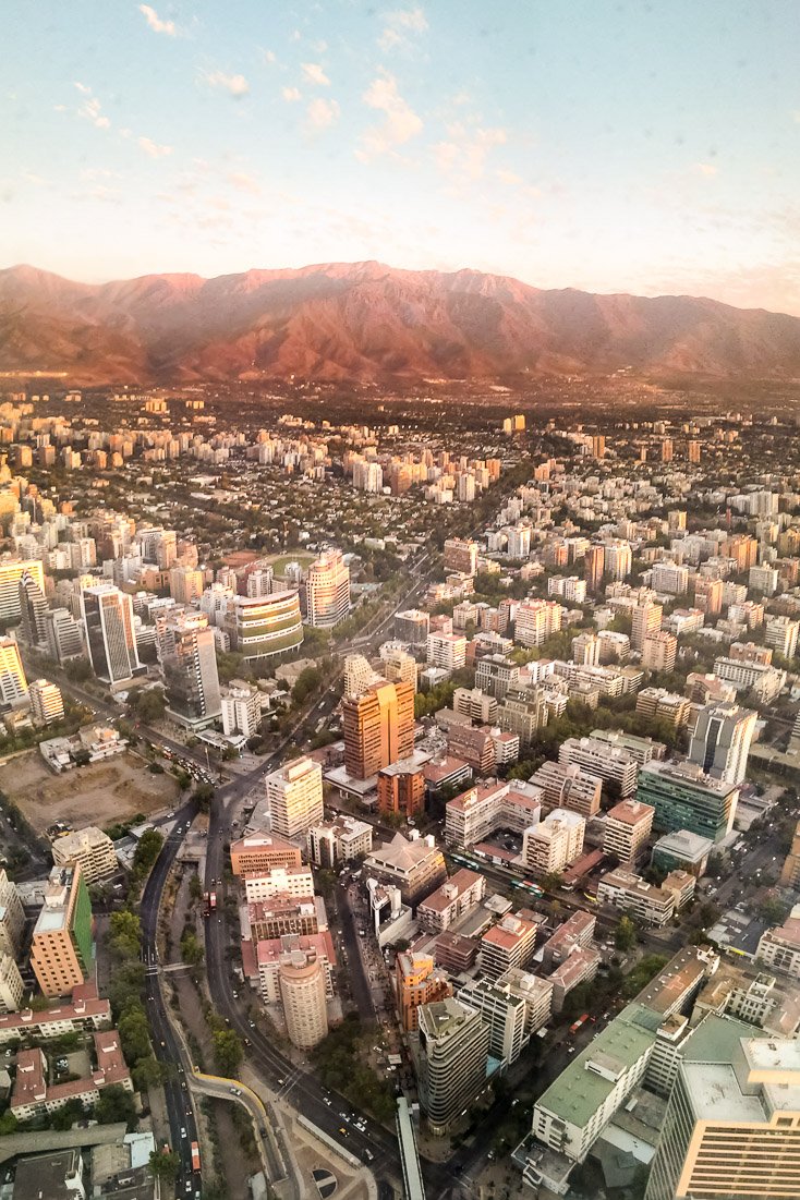 Localizado no prédio mais alto da América Latina, o mirante Sky Costanera é um ótimo programa em Santiago do Chile que oferece uma vista incrível da capital chilena e da Cordilheira dos Andes.