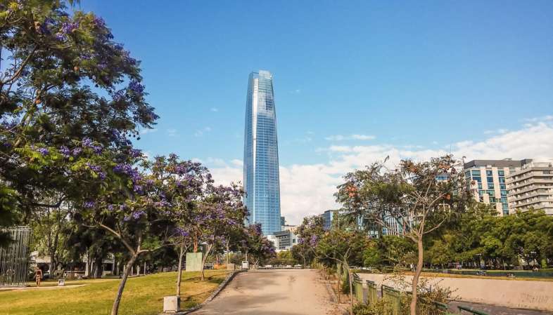 O mirante Sky Costanera visto do Parque de Las Esculturas Sky Costanera visto do Parque de Las Esculturas