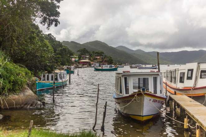 A costa da Lagoa da Conceição está repleta de embarcações de pesca e transporte